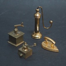 4 Miniaturen Setzkasten Messing Pumpe Kaffeemühlen Bügeleisen