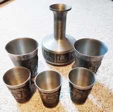 Schön verzierte Zinnvase mit