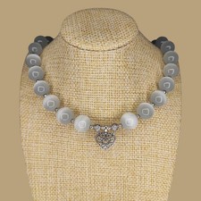 Handemade Kette . Mondsteine