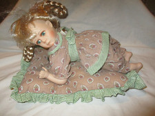 Reinart Faelens -   -Porzellanpuppe liegend auf einem Kissen