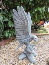 Steinfigur "Adler auf Felsen"