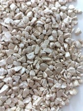 Dekoration Granulat Steine Kies Farbe Champagner Beige Schimmernd Eine Hand Voll