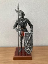 Mittelalterlicher Ritterfigur mit Rüstung und Schwert 26,5 cm