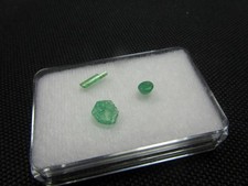 A10......2 rohe und 1 facettierter Smaragd aus dem Habachtal