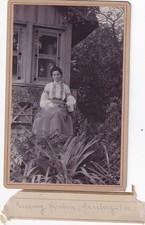 KAB - Dame im Garten -