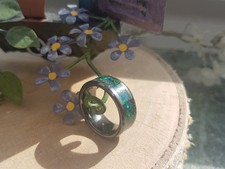 Traumhafter Keramikring mit Smaragd Opal Inlay, Gr. 52