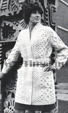 Strickmuster zum klassischen Damenmantel Cardigan mit Zopfmuster.  DK Garn