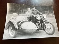 Familienausflug auf dem Motorrad mit Beiwagen, 50er Jahre, 2 Fotos
