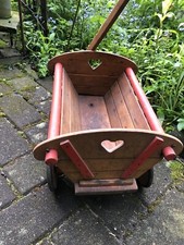 Alter kleiner Bollerwagen mit Herz