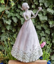 STATUE FIGUR FRAU MIT BLÜTE