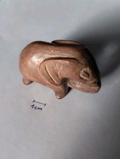 Kleiner aus Stein geschnitzter Elefant