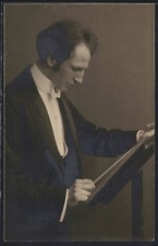 Foto-AK Komponist Carl Schuricht mit Taktstock am Pult, Rückseitig Autograph 