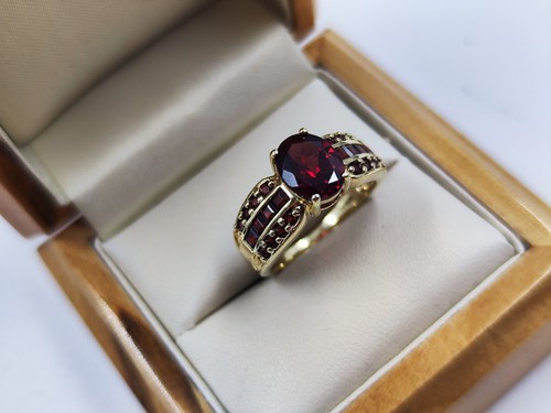 Ring gelbgold mit granat - 9,