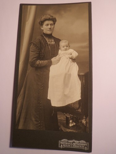 Berlin stehende junge frau - junge,