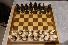 Schachbrett mit Mittelalterlichen Schachfiguren