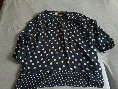 Blaue bluse mit weißen - blaue,