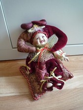 Kleine Deko-Puppe (Harlekin-Form) auf Kissen mit Spieluhr