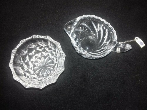 Glas milchkännchen und - milchkännchen,