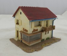 Wohnhaus mit Blumen-Laden