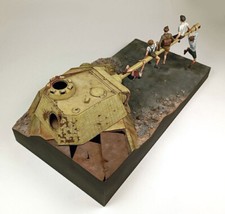 Modellbau 1/35    5 Resin Figuren spielende Kinder am Panzerrohr