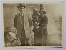 SEHR ALTES FOTO...KLEINER JUNGE...OMA...KLEID...HUT...OPA...ANZUG...HUT...