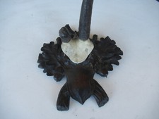 Abnormes Gamsbock Geweih auf Holzbrett