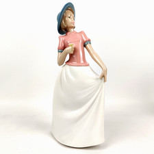 Porzellanfigur Mädchen mit Blume von Lladro NAO Spanien 90er – 28 cm