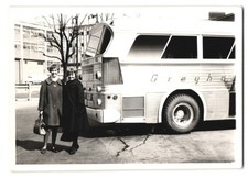 Fotografie Bus Greyhound, junge Frauen nebst Reisebus 