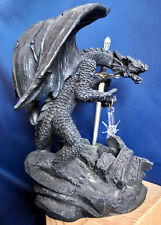Drache Gothic Dekofigur mit Schwert (17 cm) und Kristall (beleuchtet) 18x9x10 cm