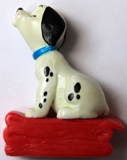 Figur: sitzt auf Tücher /