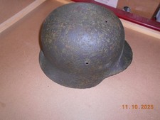 schwerer deutscher Stahlhelm 2. Weltkrieg mit Rest Innenring und Fragment Abzeic