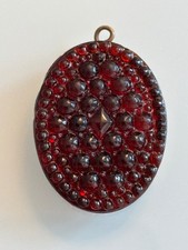 Antiker Anhänger / ovales Medaillon aus rotem böhmischem Glas Top Zustand Selten