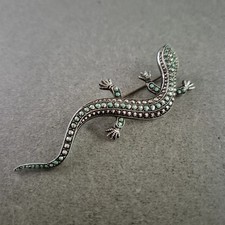 Eidechse Brosche – Silberfarben mit grünen Steinen