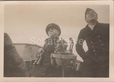 Foto, Kriegsmarine, Matrosen Vorpostenboot Hirsch mit Beobachterglas (MJ-46)1025