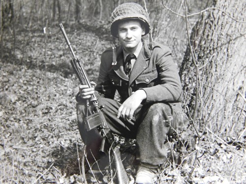 Soldat mit helm und - und, gewehr