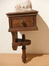 Sehr altes Nadelkissen Nähzwinge Holz mit Intarsien