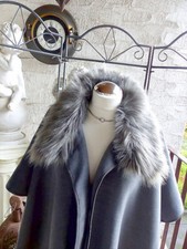 5049 ESPRIT Poncho, Umhang grau webpelz Größe: S