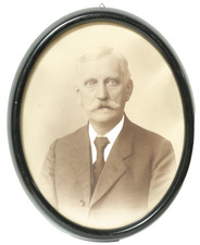 Alter ovaler schwarzer