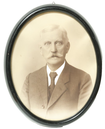 Alter ovaler schwarzer