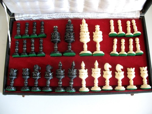 Schachfiguren aus - 32,