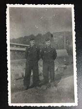 WH 2 Panzermänner mit Schiffchen in Panzerfahrer Uniform vor Gebäude
