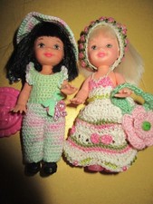 B2169) ZWEI RARE ORIGINALE BARBIE SHELLYS MATTEL IN FEINER HÄKEL-KLEIDUNG+SCHUHE