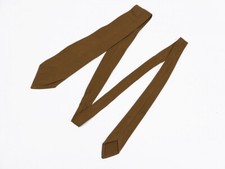 Braune Krawatte Uniform Hemd