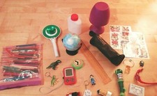 Spielzeugkiste viel Spielzeug Konvolut Spielen Stifte Globus Lampe Polizeikelle 