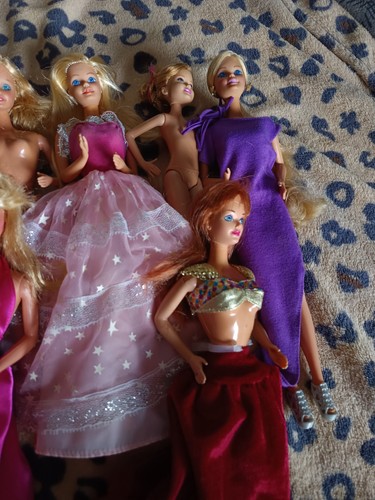 Acht barbie puppen mattel - ,