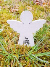 Engel aus Beton mit Schriftzug Grabschmuck Trauer Gedenken Vermissen Gedenkstein