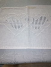 eigene Handarbeit Hardanger Stickerei Deckchen weiß mit Herzen 35x46cm
