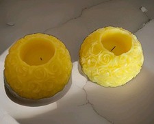 2 Motivkerzen rund gelb Rosenmotiv 