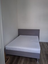 Graues 11,40 Bett zum Selbstabholen mit zwei Matratzen. 