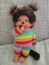 Monchhichi  Mädchen Plüsch, 20 cm Regenbogen Anzug